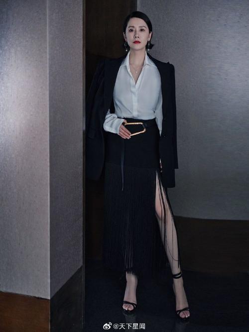 海青照片拍摄技巧与穿搭解析:高清素材下载及手机修图教程 海青照片拍摄技巧与穿搭解析:高清素材下载及手机修图教程