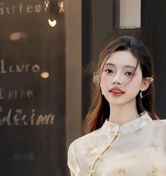 旗袍绑带艺术解析：传统服饰文化中的设计灵感与搭配技巧