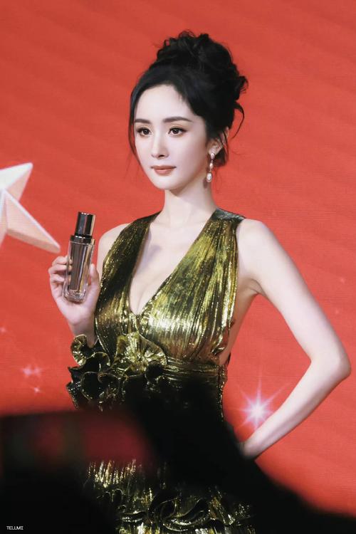 杨幂10套经典红毯造型解析:揭秘女神穿搭秘诀与时尚影响力(行业专家深度盘点) 杨幂10套经典红毯造型解析:揭秘女神穿搭秘诀与时尚影响力(行业专家深度盘点)