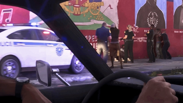 打破系列长久以来的设定！《GTA6》最新预告中疑似首次引入女性警察角色