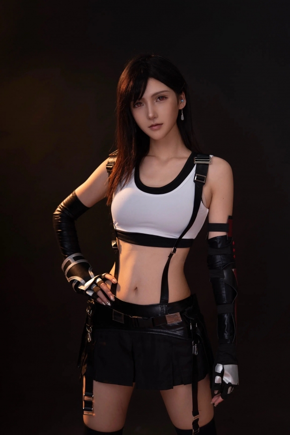 起初我以为这是一幅3D渲染图！这位博主百分之百精准还原了《最终幻想7》中蒂法的COS造型  
