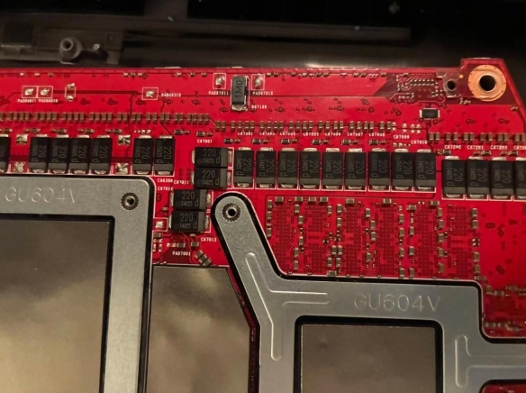 来自海外的技术高手对RTX 4090笔记本进行了大规模改造，其性能几乎达到了RTX 5090的水平！