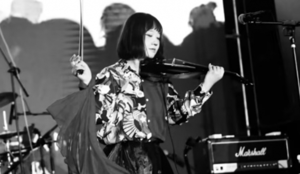 独立音乐团体“普通摇滚乐队”的主唱兼小提琴手“阿珍”因工作意外不幸离世！ 

