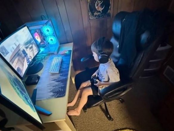 年度最值得称赞的父亲！孩子沉迷《使命召唤》，父亲赠送PS5获众网友点赞如潮