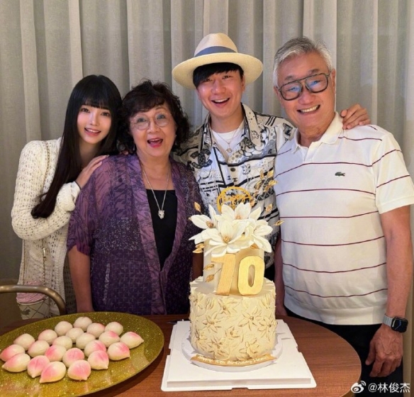 林俊杰正式宣布恋情！女友系一名23岁的网络红人，两人相差21岁