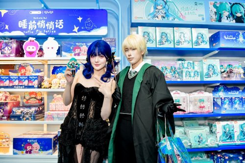 上海年轻人情感共振的潮流氛围潮场正式到来!晨光文具携手环球港开启战略合作新篇章
上海年轻人情感共振的潮流氛围潮场正式到来!晨光文具携手环球港开启战略合作新篇章