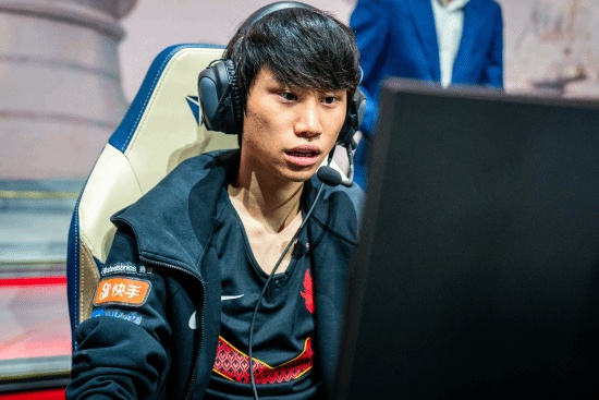 作为世界冠军的选手，Doinb勇敢跨界挑战《DOTA2》，并直言“沉迷其中”