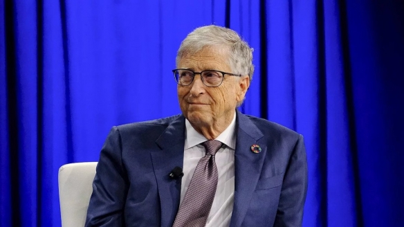 比尔·盖茨在其年度信中描绘了人工智能未来的复杂局面_既强调潜在风险与市场泡沫，又展现出持久的信心
