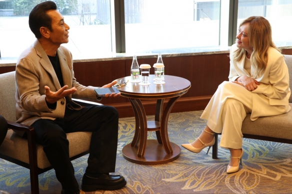 意大利总理访问日本期间,与《北斗神拳》漫画原作者原哲夫会面,场面热烈并赠送珍贵原画以庆祝生日!
意大利总理访问日本期间,与《北斗神拳》漫画原作者原哲夫会面,场面热烈并赠送珍贵原画以庆祝生日!