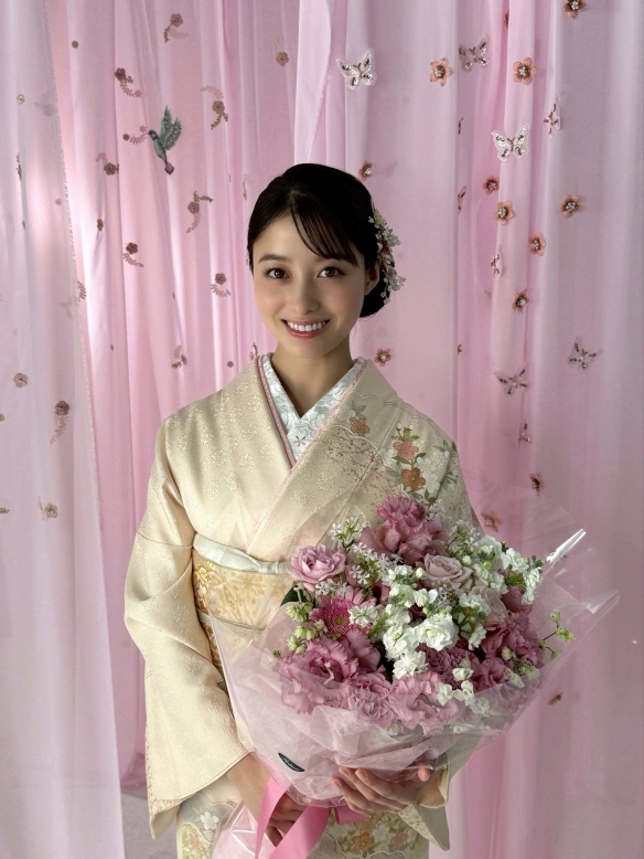 在27岁的生日到来之际，桥本环奈手捧鲜花，身着优雅和服，温馨庆祝这一特别的日子

