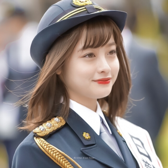 在27岁的生日到来之际，桥本环奈手捧鲜花，身着优雅和服，温馨庆祝这一特别的日子

