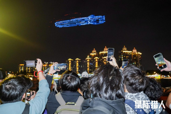 在广州塔上空，盘古系的航船“空降”现场，配合《星际猎人》的无人机表演精彩纷呈，回顾令人振奋！