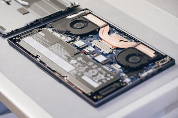 经过实际测试，一台续航时间超过20小时的笔记本电脑，居然还能顺利畅玩3A大作！？