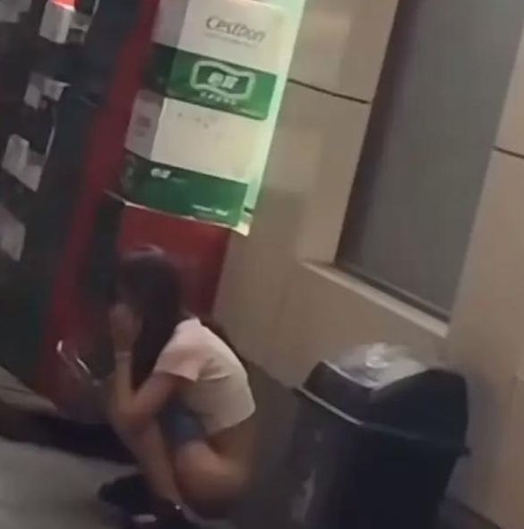 女主播边尿边揉下面的视频