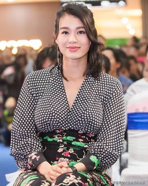 美女解开胸衣露出奶头的游戏