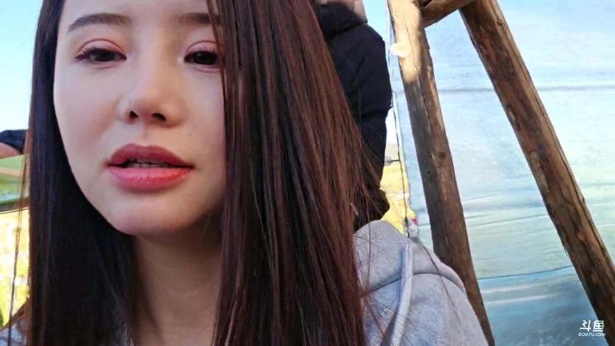 斗鱼叶子户外的老婆