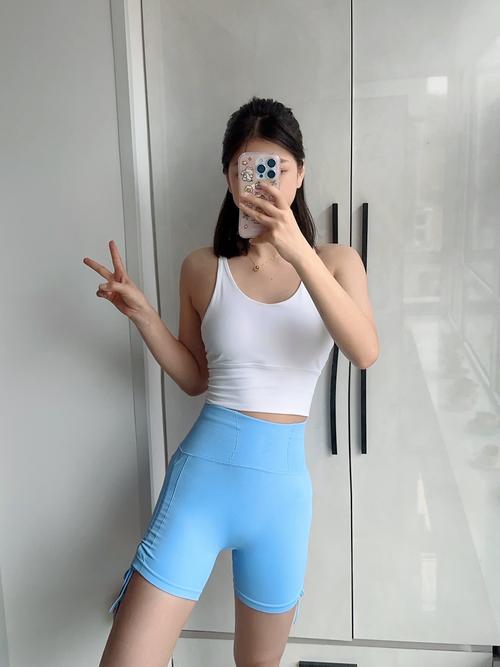 美女紧身短裤健身房锻炼视频