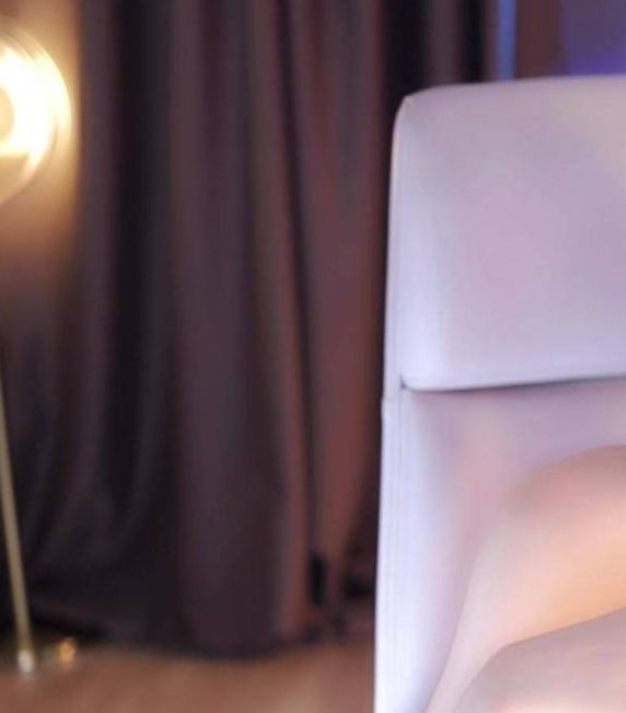 美女主播深夜直播赚30万